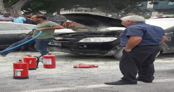 Seyir Halinde Alev Alan Araç Paniğe Neden Oldu