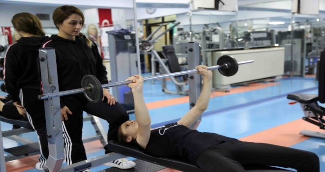 “Suriyeli Zeynep Emekleyerek Geldiği Spor Salonundan Yürüyerek Çıktı”