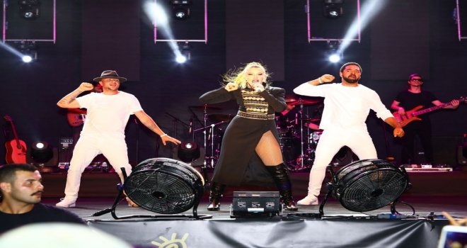 Manavgat Barış Suyu Festivalinde Hadise Rüzgarı