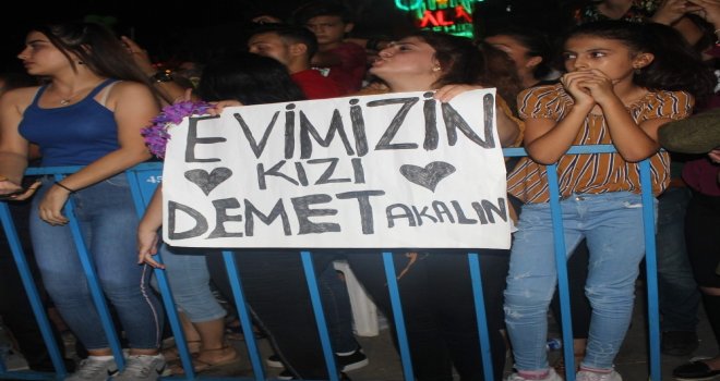 Demet Akalın Üzüm Festivalinde Sahne Aldı