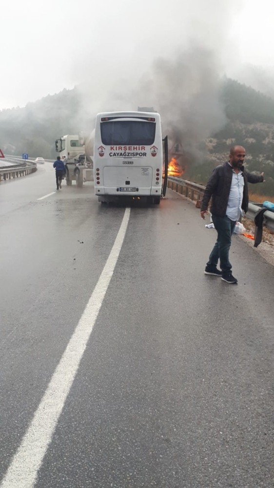 Seyir Halindeki Otobüs Alev Alev Yandı