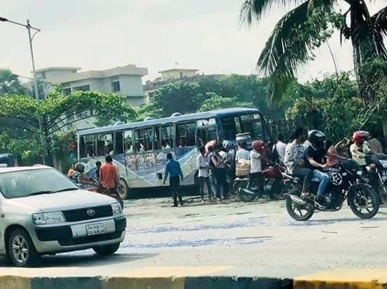 Dakkada Yarış Yapan Otobüs Öğrencilerin Arasına Daldı: 6 Ölü