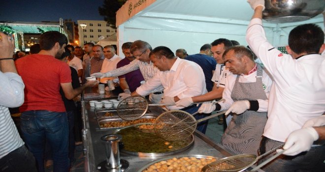 15 Temmuz Gecesi Kayseri Şeker, Cumhuriyet  Meydanında Milletin Ağzını Tatlandırdı