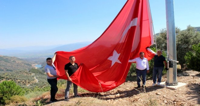 Nazillinin Dört Bir Tarafına Dev Türk Bayrağı Asıldı