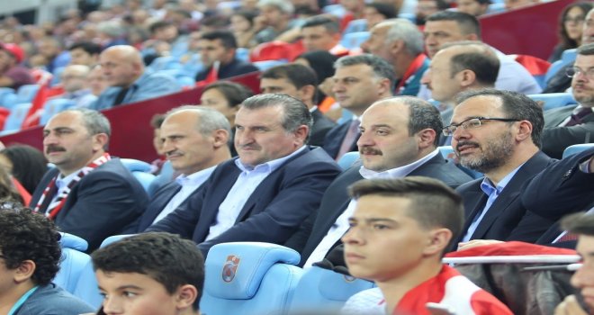 Bakanlar Milli Maçı Tribünde Taraftarların Arasında İzledi