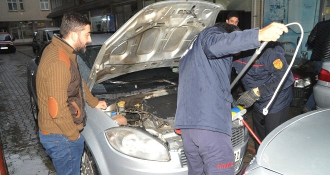 Otomobilin Motor Kısmına Sıkışan Kedi Güçlükle Çıkarıldı