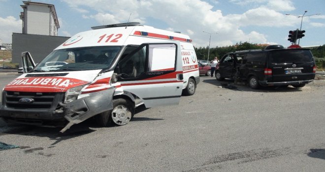 Hamile Kadını Taşıyan Ambulans Kaza Yaptı: 5 Yaralı