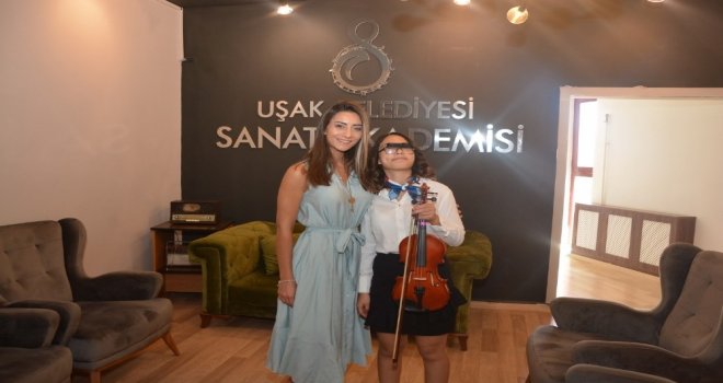 Uşaklı Görme Engelli Gencin Sanat Azmi