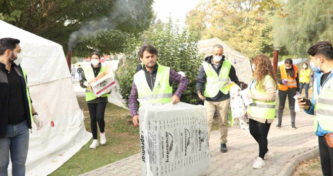 Depremzedelere gelen yardımlar dağıtılıyor