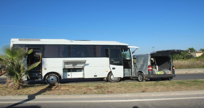 Tur Midibüsü Ticari Araçla Çarpıştı: 2 Yaralı