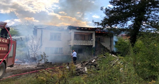 Yangında İki Katlı Ev Kullanılmaz Hale Geldi