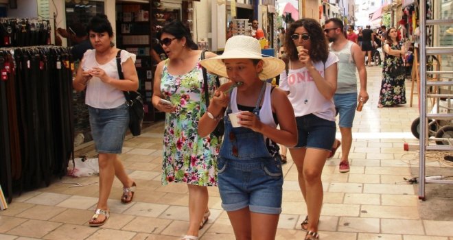 Yerli Turist Tatile Çıktı Turizmcinin Yüzü Güldü