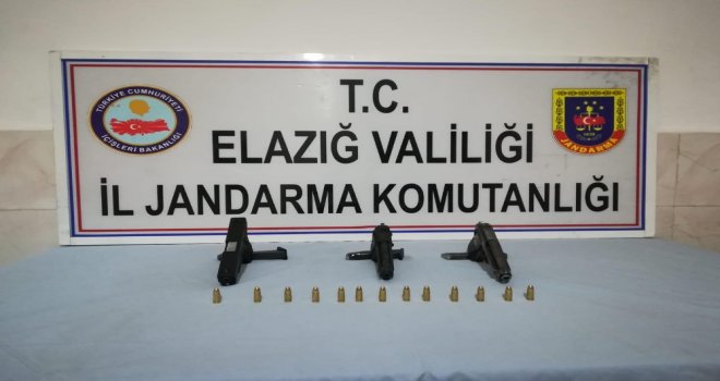 Jandarma Ekipleri, Ruhsatsız 3 Tabanca Ele Geçirdi