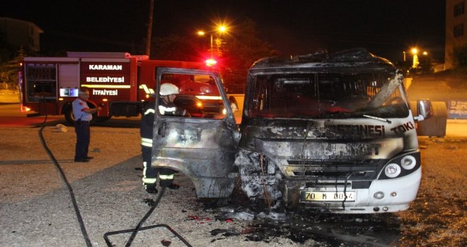 Park Halindeki Dolmuş Yanarak Kullanılamaz Hale Geldi