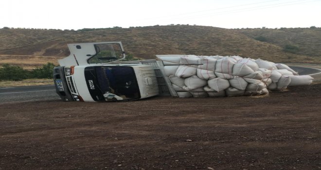 Virajı Alamayan Saman Yüklü Kamyon Devrildi: 1 Yaralı