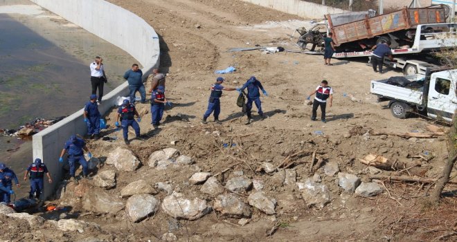 Göçmenleri Taşırken Kaza Yapan Kamyon Kaldırıldı