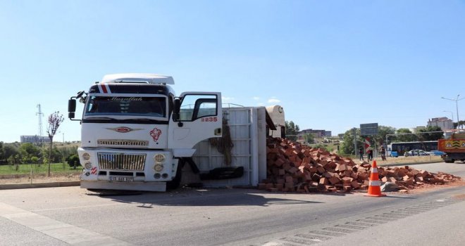 Burdurda Tuğla Yüklü Kamyon Otomobille Çarpıştı: 3 Yaralı