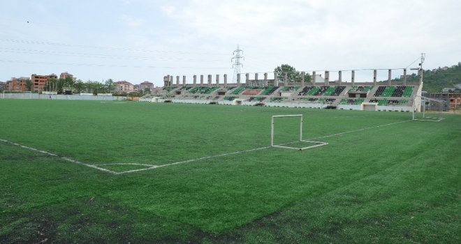 Araklı İlçe Stadının Kardan Çöken Tribünü Yıkılıp Yenisi Yapılacak, Zemini Değiştirilecek