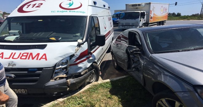 Antalyada Hasta Taşıyan Ambulans Otomobille Çarpıştı: 2 Yaralı