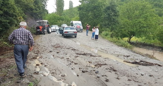 Samsunda Sağanak Yağış Yol Kapattı