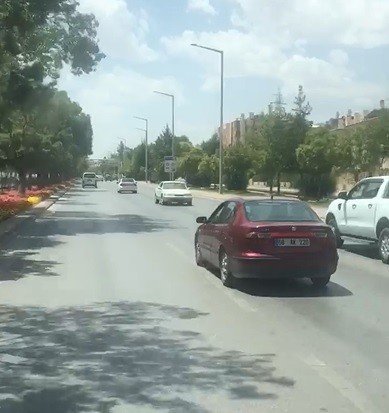 Trafikte Geri Geri Giden Otomobili Görenler Şaşkına Döndü