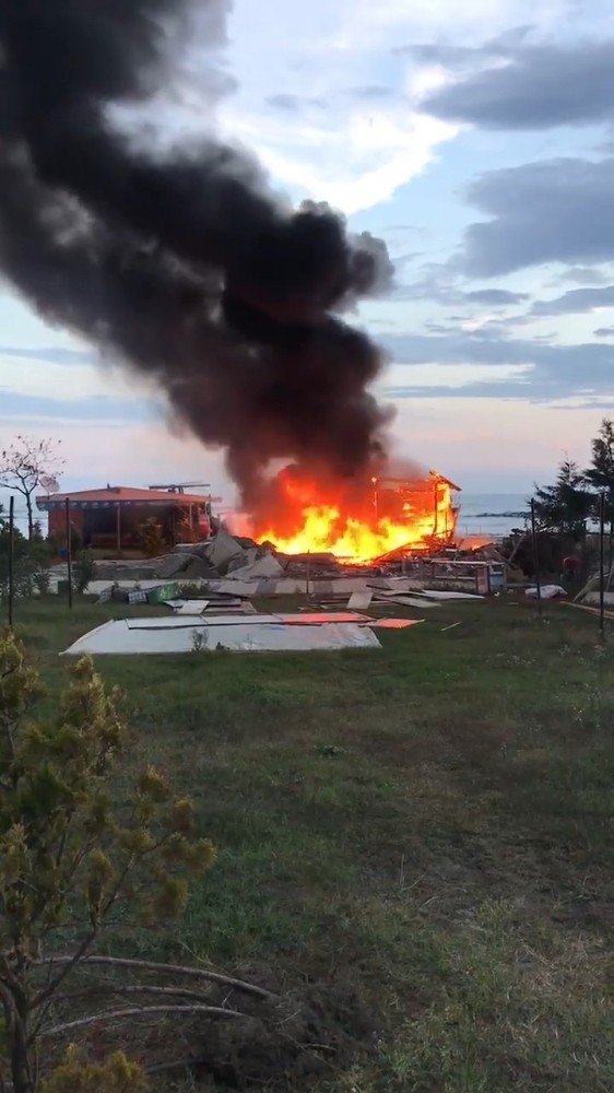 Yıkım Kararı Alınan Büfesini Kendi Elleriyle Yaktı