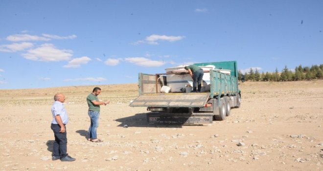 Gümüşler Barajına 40 Bin Sazan Bırakıldı