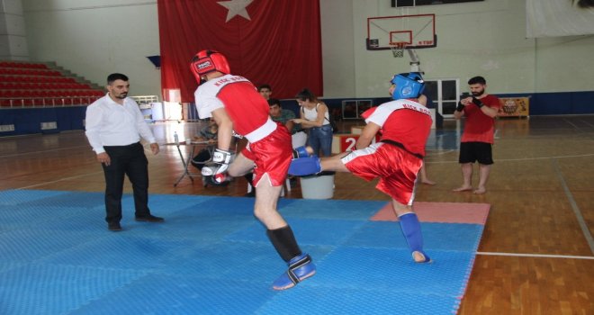 İskenderunda Genç Kick Boksçular 15 Temmuz Şehitleri İçin Ringe Çıktı