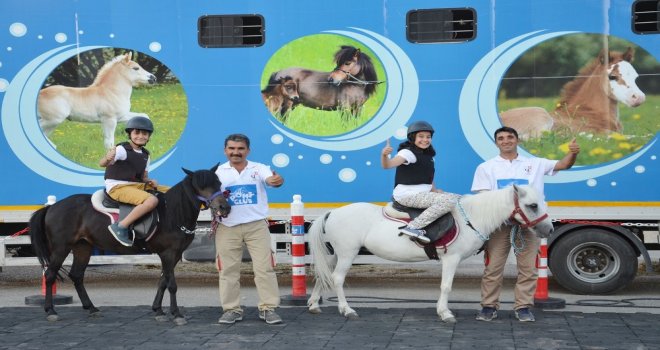 Çocuklar Pony Atlarıyla Eğlendi