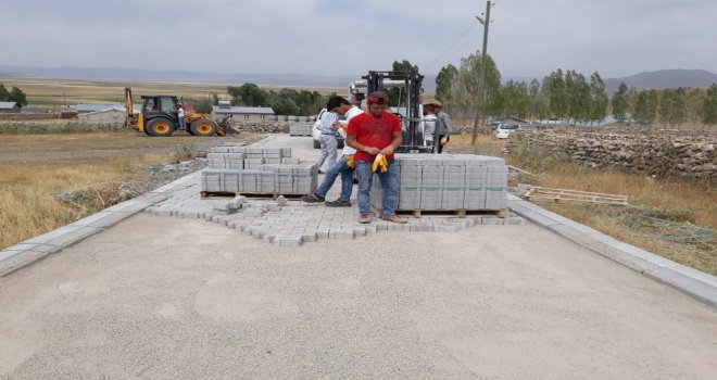 Çaldıranda Yollar Bordürlü Kilitli Parke Taşı Süsleniyor