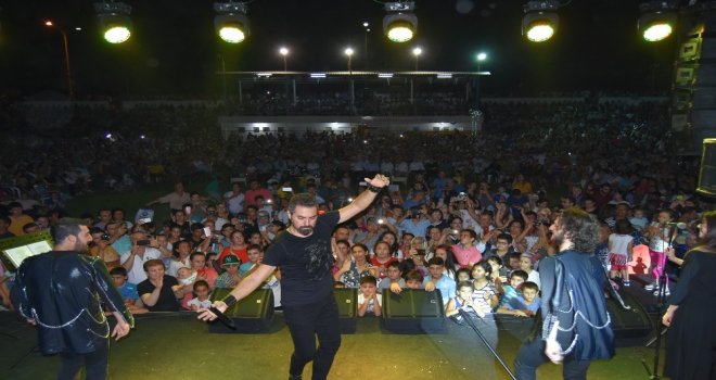 Salihli, Şeftali Festivali İle Şenlendi