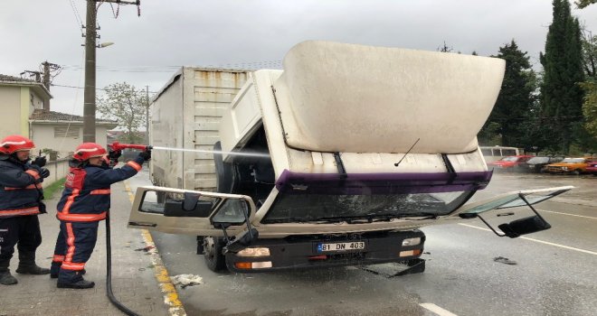 Sakaryada Yağ Yüklü Kamyon Petrol Önünde Alev Aldı