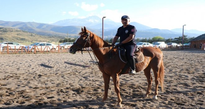 Kayseride Atlı Birlik Çiftliği