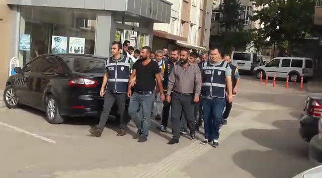 Polislerle Çatışmaya Giren 22 Şahıs Adliyeye Sevk Edildi