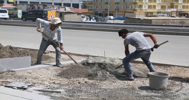 Kavurucu Sıcağa Rağmen Taş Döşüyorlar