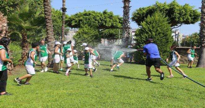 Kepezde Çocuklar Eğlenerek Tenis Öğreniyor