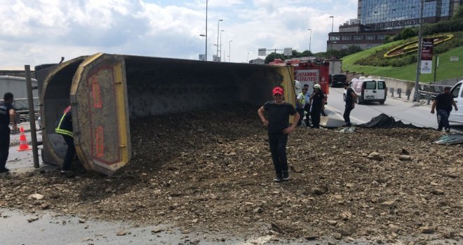 Şişlide Toprak Yüklü Hafriyat Kamyonu Devrildi: 1 Yaralı