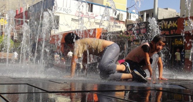 Kızıltepede Çocuklar Süs Havuzlarında Serinliyor