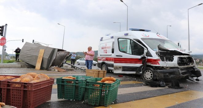 Hasta Taşıyan Ambulans Kamyonetle Çarpıştı: 6 Yaralı