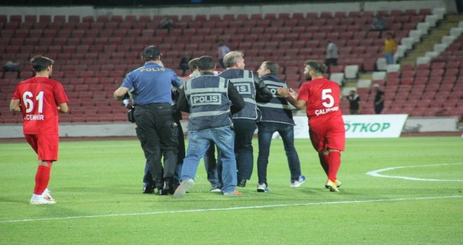 Balıkesirspor Baltok  Ümraniyespor Maçı Hakemine Seyirci Saldırdı