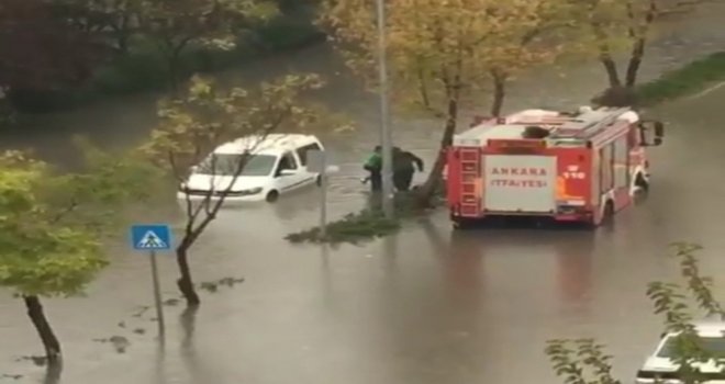 Su Basan Yolda Araçta Mahsur Kalan Vatandaşları İtfaiye Kurtardı