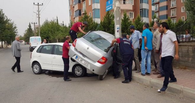 Otomobil Diğer Otomobilin Üzerine Çıktı, Sürücü Sıkıştı