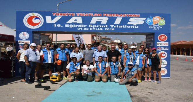 Triatlon Şampiyonları Ödüllerini Aldı