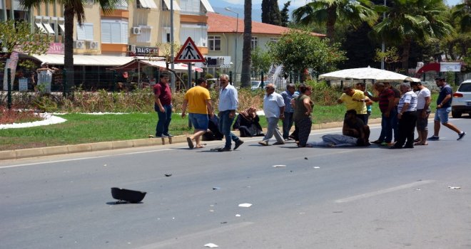 Trafik Kazasında Yaralanan Kadını Plaj Şemsiyesiyle Korudular