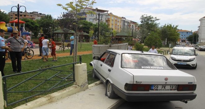 Hızını Alamadı Çocuk Parkına Girdi