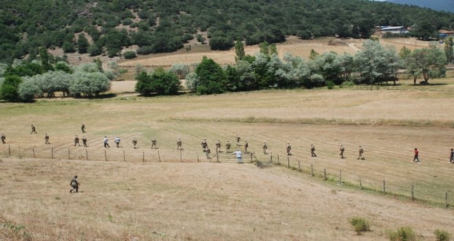 Asker Vatandaşla Birlikte Dağ, Taş Küçük Evrimi Arıyor