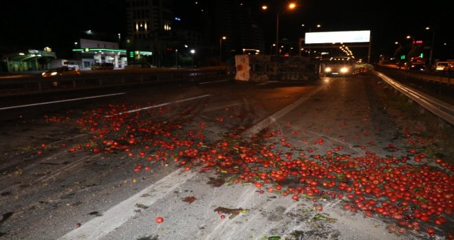 Sebze Yüklü Kamyon Devrildi: 2 Yaralı