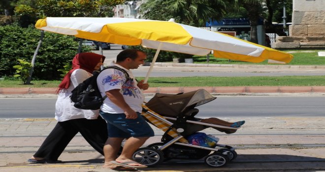 Antalya 42 Dereceyi Gördü, Vatandaşlar Ağaç Gölgelerine Sığındı