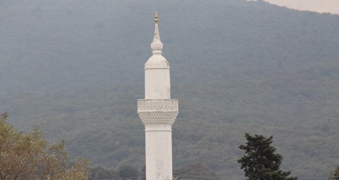 Camisiz Minare İlgi Çekiyor