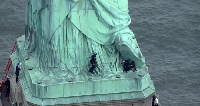 Trump, New Yorktaki Özgürlük Heykelinde Protesto Edildi